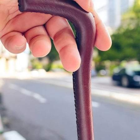 عصا عكاز ملبس بجلد طبيعي