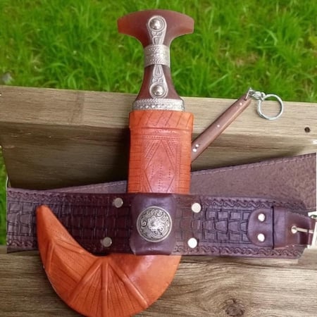 جنبيه نجرانية مع خدامتها