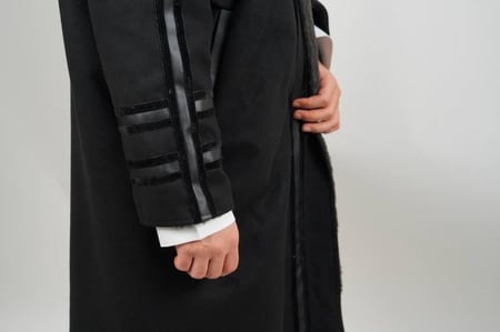 فروة زيزوم جوخ مع فرو مبطن ناعم لون اسود ملكي