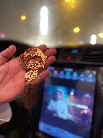 تعليقة كسرة العود بشكل قلب بيدين ترند