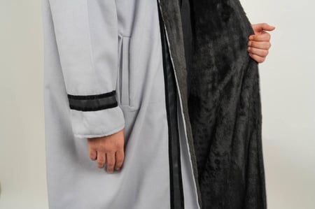 فروة قمرة جوخ مع فرو مبطن ناعم لون رصاصي