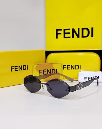 نظارة فندي شمسية أصلية – إطار أسود وعدسات داكنة واقية من الأشعة