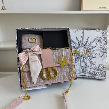 شنطة DIOR النسائية الفاخرة – تصميم أيقوني بسلسلة ذهبية