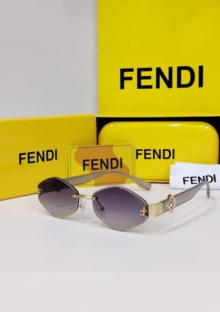 نظارة شمسية من فندي بتصميم راقٍ، إطار أسود عصري وعدسات أنيقة بحماية عالية UV400