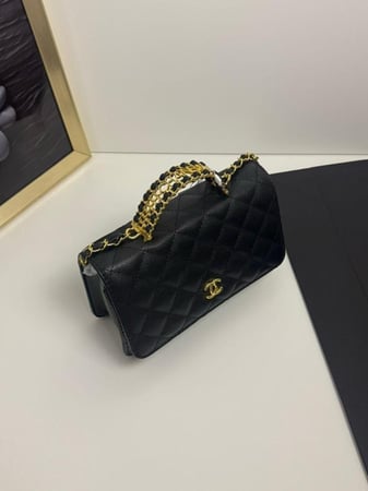 شنطة كلاسيك كروس بسلسلة ذهبية من شانيل