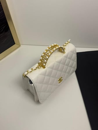 شنطة كلاسيك كروس بسلسلة ذهبية من شانيل