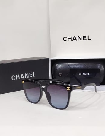 نظارة شانيل الفاخرة – إطار أسود أنيق بعدسات رمادية متدرجة