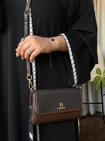 شنطة نسائية ماركة AIGNER جلد فاخر بتصميم أنيق كلاسيكي