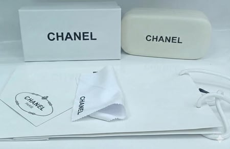 نظارات شانيل – إطار وردي فاتح مع عدسات بنية وردية متدرجة