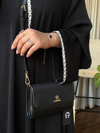 شنطة نسائية ماركة AIGNER جلد فاخر بتصميم أنيق كلاسيكي