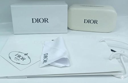 نظارة ديور فاخرة بإطار بني داكن وعدسات بنية متدرجة 51