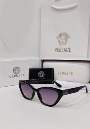 نظارة فرزاتشي أسود بإطارات عصرية وعدسات مدخنة أنيقة