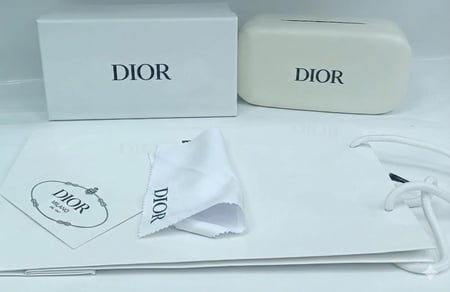 نظارة ديور فاخرة بإطار أسود وعدسات بنية متدرجة 48