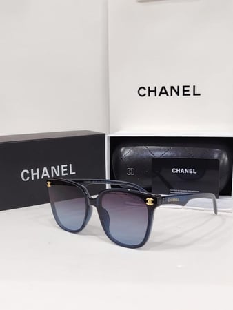 نظارة شانيل – إطار أسود أنيق بعدسات رمادية مزرقة متدرجة