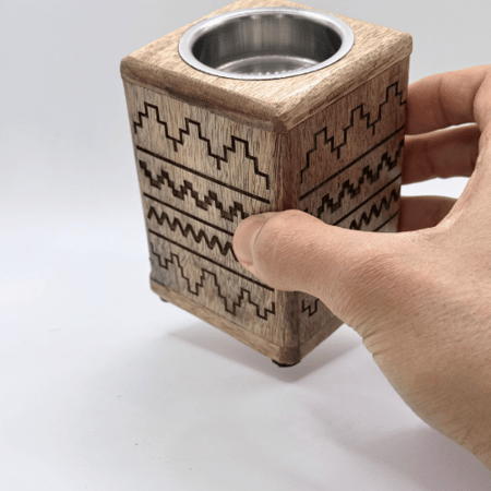 مبخرة خشبية بنقوش نجدية