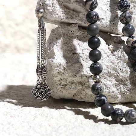 سبحة عقيق رمادي