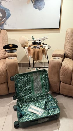 حقيبة سفر  بشعار الخطوط السعودية