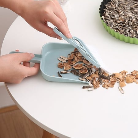 مجرفة ومكنسة صغيرة