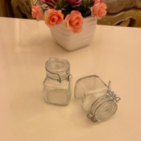 برطمانات زجاجية صغيرة