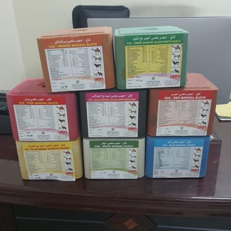 احجار واكياس ملحية غنية بالفيتامينات والمعادن المركزة للماشية