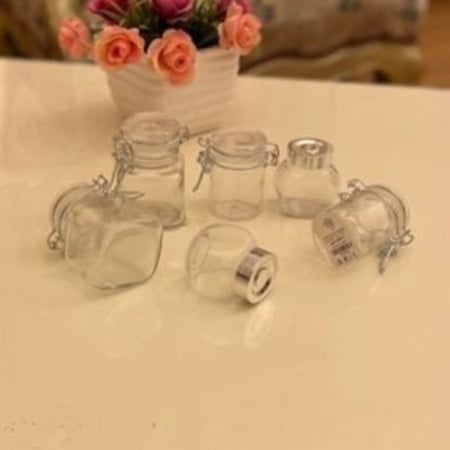 برطمانات زجاجية صغيرة