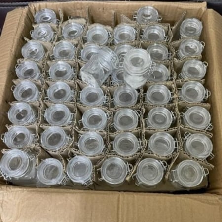 برطمانات زجاجية صغيرة