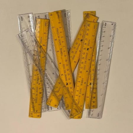 نصف درزن مساطر بلاستيكية وخشبية 6 حبة 20 سنتم