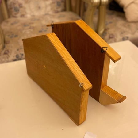 رفوف خشبية صغيرة