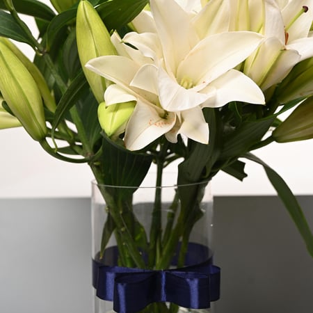 فازة السعادة - ورد الزنبق الأبيض