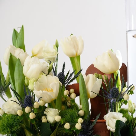 تيرازو ورد التوليب الهولندي والاستوما مع الفخار