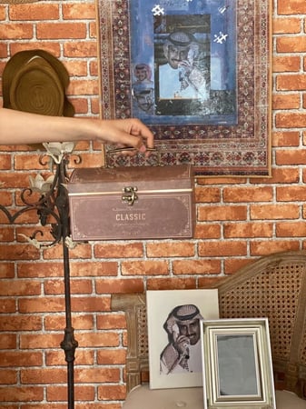 بوكس الشاي يحتوي على سجاد وبرواز وشاي وكوب