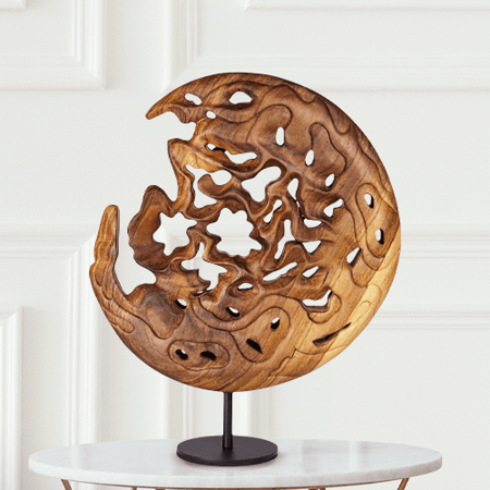 منحوتات خشبية سعودية بتصاميم تراثية لديكورات تلفزيونية فاخرة