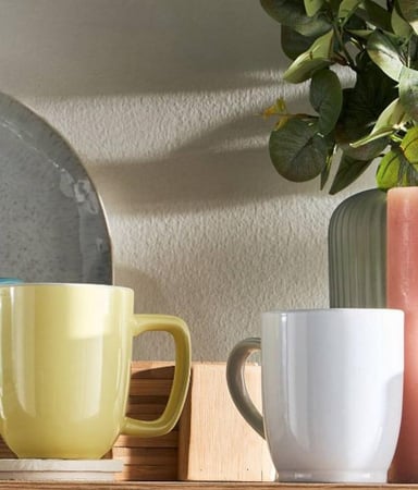 مج سيراميك ابيض فاتح لامع سعته٣٨٠ مل.