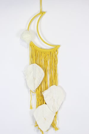 مكرمية  شكل هلال لون أصفر