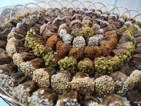 بوكس تمر محشي بالمكسرات 1 كيلو حجم متوسطة إلى كبيرة السندي للتمور