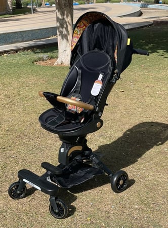 عربية أطفال مُمَيّزة باللون الأسود