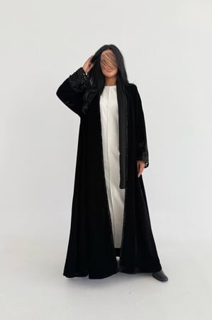 عباية مخمل مع اكمام وتدخيلات شيفون