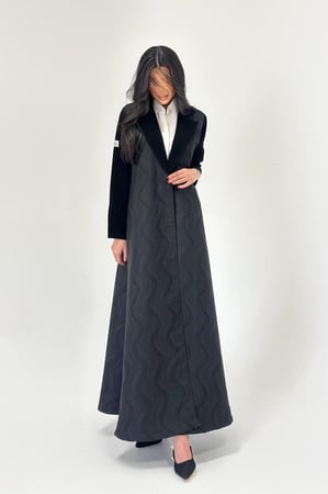 عباية قماش كريب ملكي قصه نص كلوش  قطعة خارجية تفتة مطرز ومع طرحه سادة