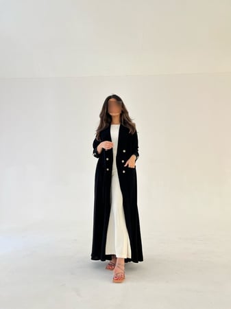 عباية سوداء أزرار ذهبية -متجر عبايات خمرة