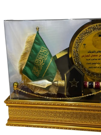 رمح النخبة الملكي تصميم فاخر مع صندوق عرض ذهبي