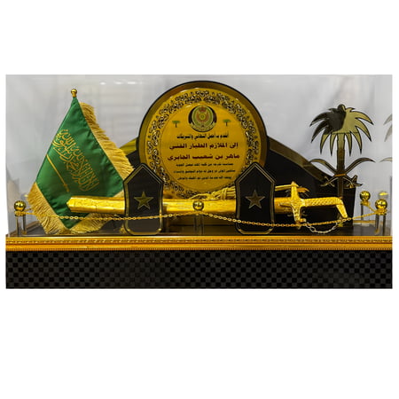 درع تكريمي فاخر بسيف ذهبي منقوش داخل صندوق زجاجي – هدية تذكارية أنيقة