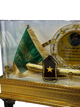 مجسم سيف ذهبي فاخر في صندوق زجاجي