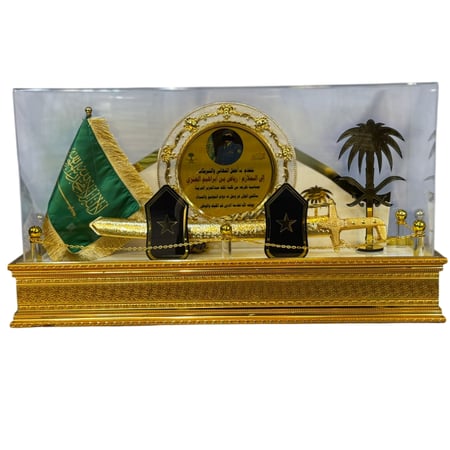 درع تذكاري فاخر مع سيف مذهب