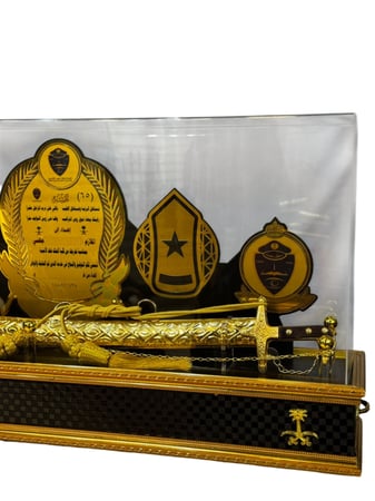 مجسم سيف ذهبي فاخر داخل صندوق زجاجي مع قاعدة مزخرفة