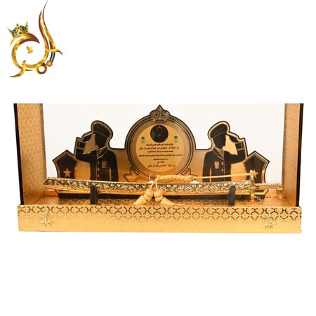 درع تكريم فاخر مع سيف عربي – هدية فخمة للضباط والمناسبات الرسمية