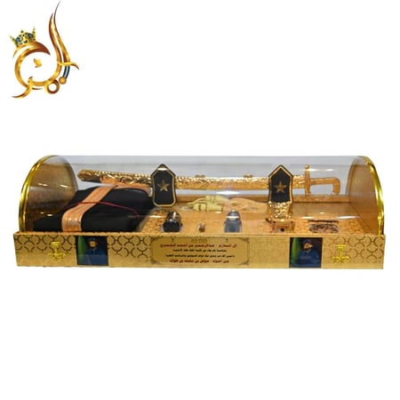 طقم تكريم ملكي فاخر – سيف عربي + بشت + عطر داخل صندوق عرض شفاف (VIP Gift Box)