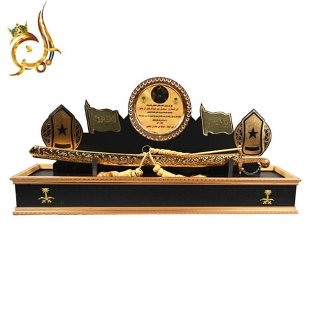 درع تكريم عسكري فاخر مع سيف عربي – تصميم ملكي أنيق لهدايا التكريم الرسمية