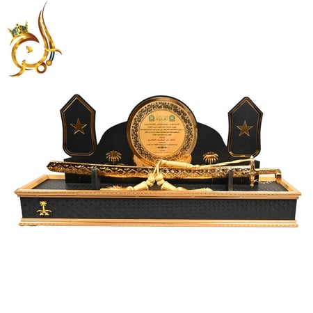 درع تكريم ضابط فاخر مع سيف عربي داخل صندوق عرض أنيق