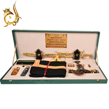 طقم تكريم ملكي فاخر جدًا – سيف عربي + جنبية + بشت + عطور داخل صندوق فاخر (Super VIP)