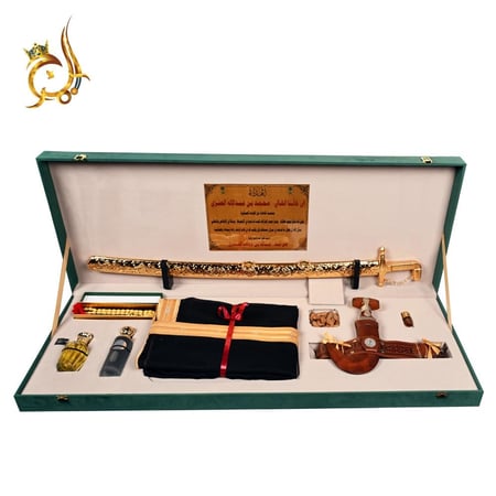 طقم هدية ملكي فاخر – بشت مع سيف وجنبية وعطور